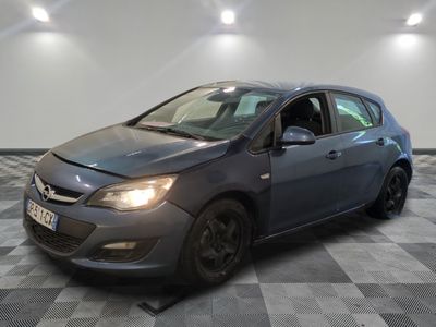 la voiture grise est garée sur un sol en damier dans le garage