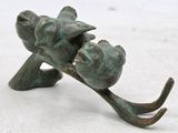 une statue en bronze représentant un chat et un poisson accroché à un hameçon
