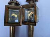 paire de bougeoirs anciens en laiton avec un dessus en verre