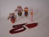 trois figurines assises sur une table