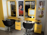 deux chaises et une table dans une pièce dont les murs sont ornés d'affiches