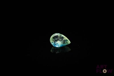 un gros plan d'un diamant dans l'obscurité, sur fond noir