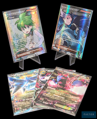 Trois cartes de couleurs différentes sont présentées sur un fond noir.