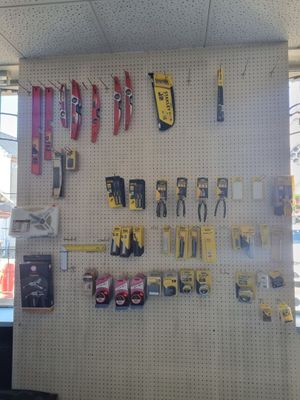 de nombreux outils accrochés au mur de l'atelier