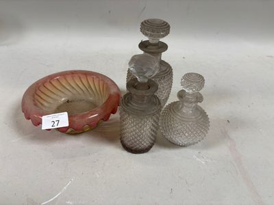 trois vases en verre et un bol posés sur une table