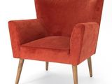 une chaise orange aux pieds en bois sur fond blanc