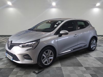la voiture argentée est garée sur un sol en damier dans le garage
