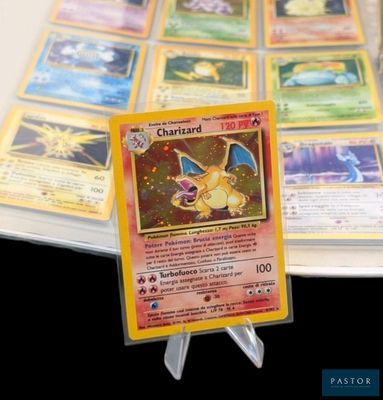 un tas de cartes pokemon posées sur une table