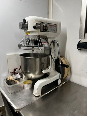 une photo d'une cuisine avec un mixeur posé sur le plan de travail