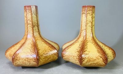 une paire de vases jaunes et marron posés sur une table