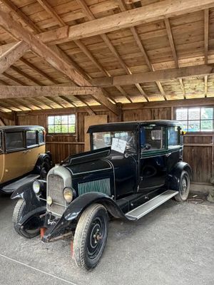 deux vieilles voitures garées l'une à côté de l'autre dans un garage
