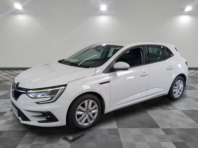 une voiture blanche est garée sur le sol à carreaux d'un garage
