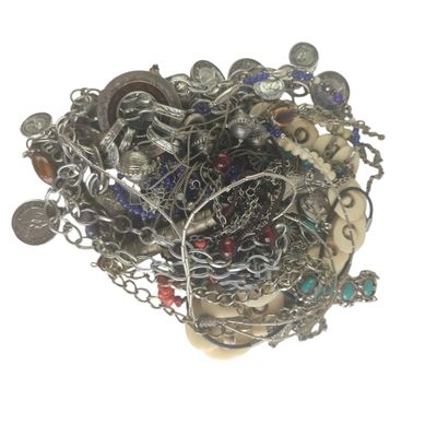 une pile de bijoux assortis sur une surface blanche