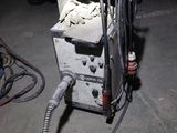 une machine posée sur le sol dans le garage