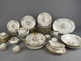 de nombreux types de porcelaine sont exposés sur la table