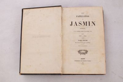 un livre ouvert posé sur une table blanche