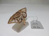 une image représentant une bague en or ornée d'un papillon