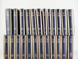 une pile de livres bleus empilés les uns sur les autres
