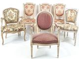 six chaises anciennes avec des coussins rembourrés à motifs floraux et une chaise rembourrée assortie