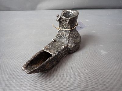 Une lampe à huile en fonte de fer.