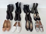 Plusieurs paires de chaussures pour femmes sont alignées sur une table