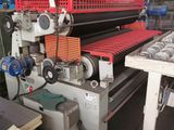 une image montrant une machine en train de fabriquer des beignets dans une usine