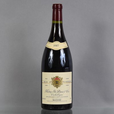 gros plan d'une bouteille de vin sur une table