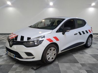une voiture blanche avec une bande rouge sur le côté