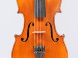 un vieux violon avec un archet sur fond blanc