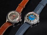 deux montres posées côte à côte sur une surface noire