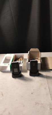 trois appareils électroniques posés sur une table