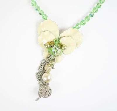 Collier à fleurs vertes et blanches, avec des perles et des perles en cristal
