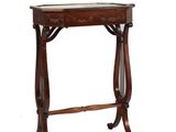 une vieille table en bois avec un plateau en verre sur fond blanc