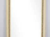 un miroir blanc avec une bordure dorée et un fond blanc