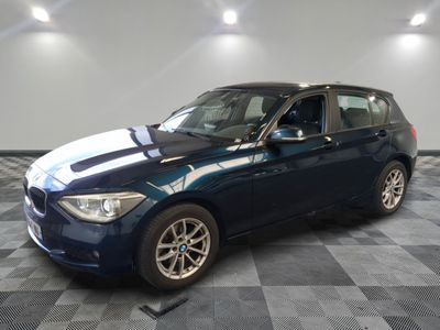 une photo d'une BMW bleue dans un showroom