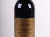 une bouteille de vin posée sur une table