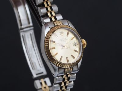 une photo d'une montre Rolex pour femme avec un bracelet bicolore