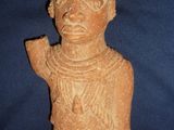 statue d'un homme coiffé d'un chapeau sur fond bleu