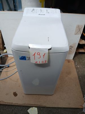 un réfrigérateur blanc posé sur un carton