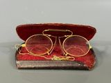 une paire de lunettes posée dans un étui sur une table