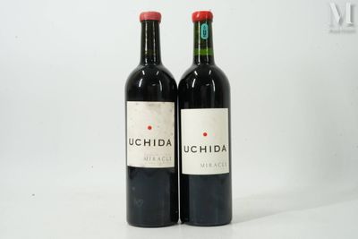 deux bouteilles de vin rouge posées l'une à côté de l'autre sur une table