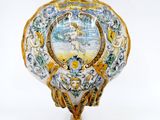 un vase décoratif orné d'une illustration, posé sur un socle