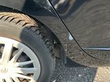 un gros plan sur le pneu d'une voiture sur la route