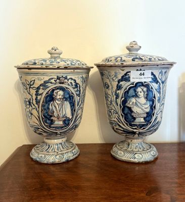 deux vases posés sur une table en bois, ornés de motifs bleus et blancs