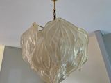 une lampe suspendue au-dessus d'un lit dans une chambre