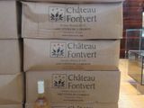 Des cartons de vin sont empilés les uns sur les autres dans un magasin