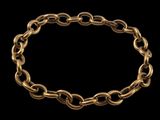 un bracelet à chaîne en or avec un fermoir sur fond noir