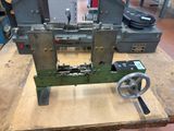 une machine posée sur une table