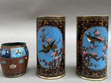trois vases ornés d'oiseaux, placés les uns à côté des autres