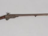 un vieux fusil avec une poignée en bois sur fond blanc